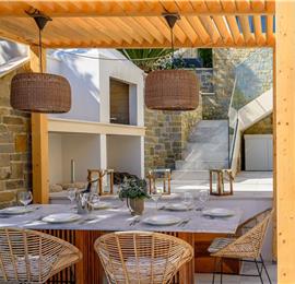 4 Bedroom Villa with Pool, Sumartin, sleeps 8